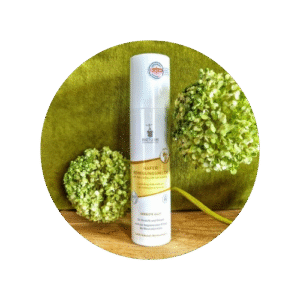 Bouteille de lait démaquillant à l'avoine sur fond vert avec deux boule de buy