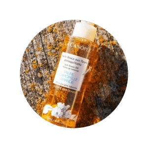 flacon d'huile démaquillante sur fond en bois