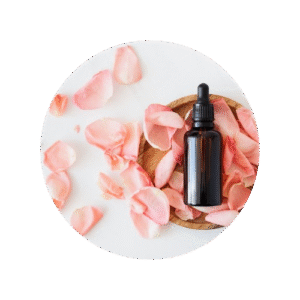 flacon d'huile de rose musquée dans un bol remplie de pétale de rose