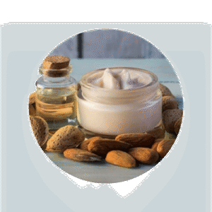 pot de crème de karité avec des amandes tout autours.