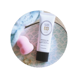 tube de bb crème minéral posé sur assiette avec une éponge et une serviette