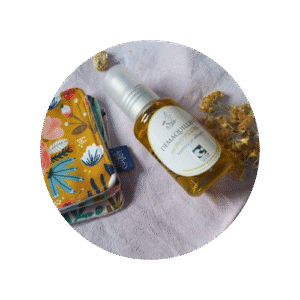 flacon de démaquillant avec des carrés